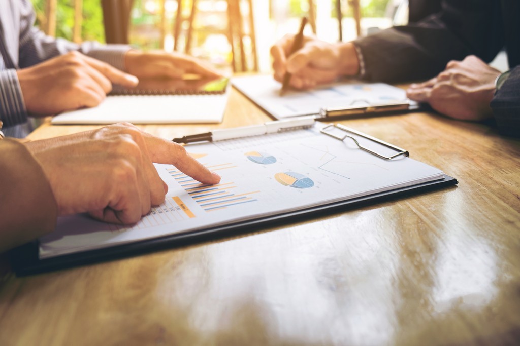 Obniżenie poziomu życia, rewizja wydatków i oszczędności codzienne